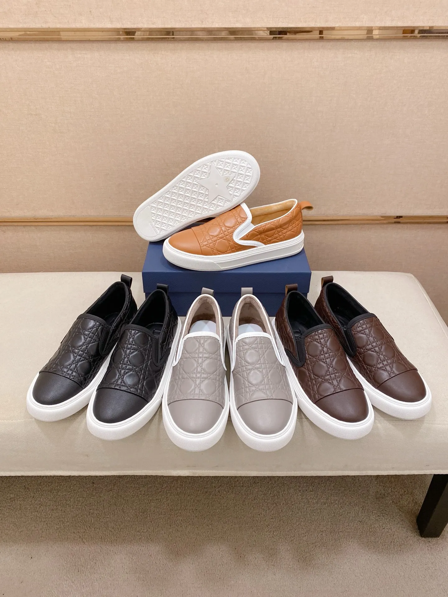 Factory price: 380💰 (leather lining * velvet lining optional) [Dior·Dio*] new casual sports style men's shoes, brand new design, perfect workmanship, slip-on lazy style to create cabinet quality, upper: imported first-layer cowhide, sheepskin lining is soft and comfortable, ultra-light rubber wear-resistant outsole, simple, versatile men's shoes, size: 39-44. Can be customized.45.46.47